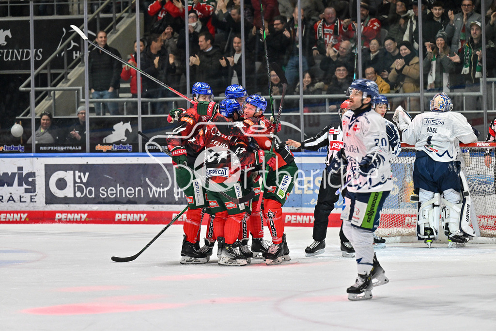 Augsburger Panther - Straubing Tigers | Jubel der Panther nach dem Treffer zum 2-0  durch Alexander OBLINGER (Augsburger Panther #50) / Torschuetze / Freude / Happy / Tor / DEL: Augsburger Panther - Straubing Tigers, Curt Frenzel Stadion am 29.11.2024