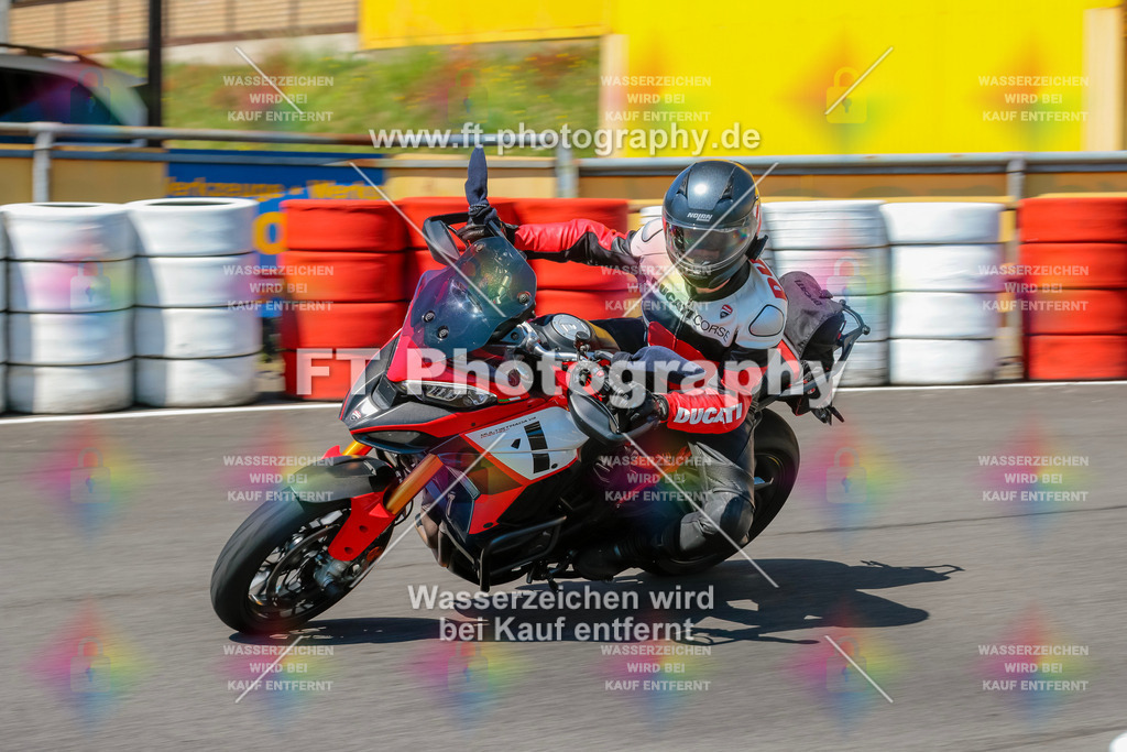 Moto-TeamOBK-21994 | Hier findet Ihr Bilder von Touristenfahrten auf der Nürburgring Nordschleife oder von anderen Veranstaltungen die ich besucht habe. Viel Spass beim Durch Schauen 