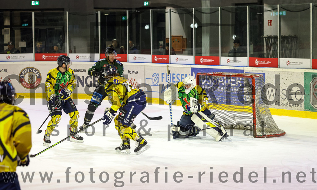 2022-12-16_123_TSV_Erding_gegen_EC_Pfaffenhofen | Erding, Deutschland, 16.12.2022:
Eishockey, Bayernliga 2022 / 2023, 21. Spieltag, TSV Erding gegen EC Pfaffenhofen, Endergebnis: 14:1

Robert Neubauer (EC Pfaffenhofen, #13), Alex Ermakov (EC Pfaffenhofen, #15), Torwart Hannes Kiefer (EC Pfaffenhofen, #30)

Foto: Christian Riedel / fotografie-riedel.net