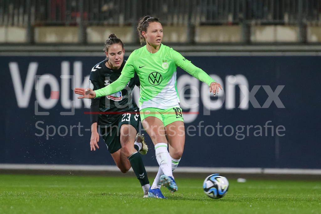 Fussball, DFB-Pokal Frauen, VfL Wolfsburg - SV Werder Bremen | v.li.: Hanna Nemeth (SV Werder Bremen, 23) und Fenna Kalma (VfL Wolfsburg, 19) im Zweikampf, Duell, Dynamik, Aktion, Action, Spielszene, DIE DFB-RICHTLINIEN UNTERSAGEN JEGLICHE NUTZUNG VON FOTOS ALS SEQUENZBILDER UND/ODER VIDEOÄHNLICHE FOTOSTRECKEN. DFB REGULATIONS PROHIBIT ANY USE OF PHOTOGRAPHS AS IMAGE SEQUENCES AND/OR QUASI-VIDEO.