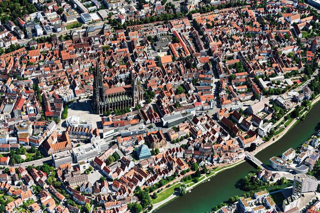dr__0067071.jpg | ULM 17.06.2021 Stadtansicht des Innenstadtbereiches mit Ulmer Münster  in Ulm im Bundesland Baden-Württemberg, Deutschland. // City view of downtown area with Ulmer Muenster in Ulm in the state Baden-Wurttemberg, Germany. Foto: Daniel Reiter