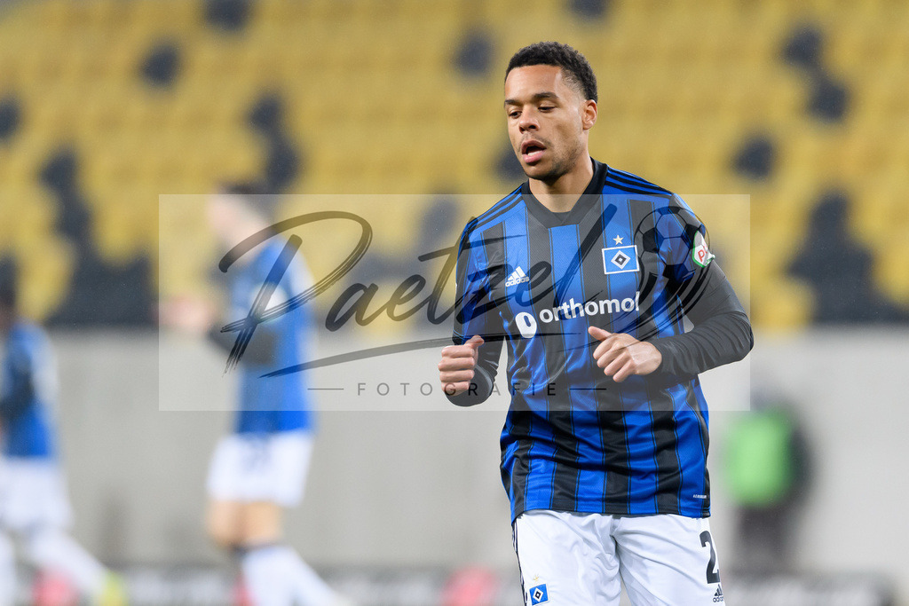 SGDHSV20220114_99 | Fussball, Herren: Jan Gyamerah (Hamburger SV) schaut bei dem Spiel der 2. Bundesliga zwischen SG Dynamo Dresden und Hamburger SV im Rudolf-Harbig-Stadion am 14.01.2022 in Dresden, Deutschland.DFB / DFL REGULATIONS PROHIBIT ANY USE OF PHOTOGRAPHS AS IMAGE SEQUENCES AND/OR QUASI-VIDEO. - Realisiert mit Pictrs.com