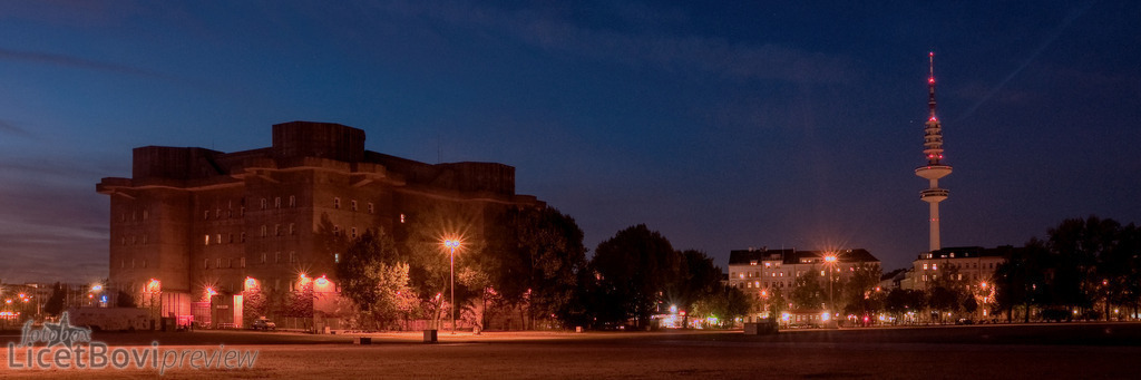 Karoviertel, Feldbunker und Heinrich-Herz-Turm | Das Bild mit dem Hochbunker auf dem Heiligengeistfeld muss wohl historisch genannt werden, denn der markante Solitär, der mit seiner brutalen Herbheit der gründerzeitlichen Häuserzeile an der Feldstraße und der Eleganz des Heinrich-Hertz-Turms gegenübersteht, bekam inzwischen zum Wohle des Investors eine monströse Gartenzwergenzipfelmütze aufgesetzt.

Auch in einer Version mit Hamburg-Schriftzug erhältlich: 
https://box.licetbovi.de/img/ursozb - Realisiert mit Pictrs.com