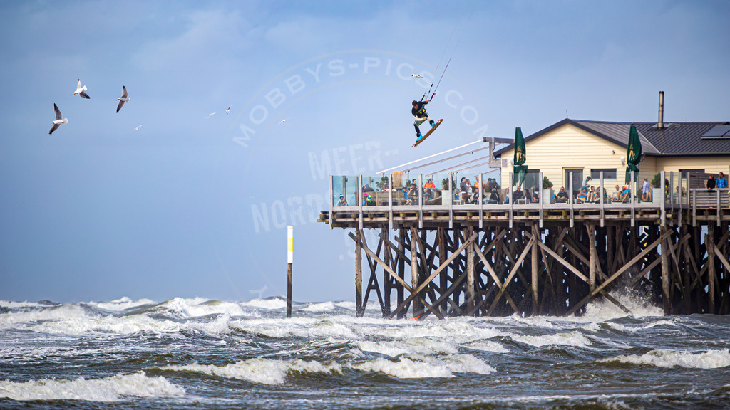 Kiter über der Strandbar 54 Grad Nord | Strandbar 54 Grad Nord unter dem Kiter