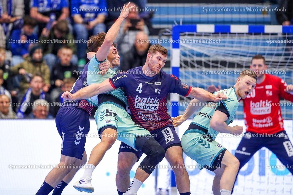 Gum11022501033 | 11.02.2025, Handball, European League - Hauptrunde Gruppe IV, VfL Gummersbach - SG Flensburg-Handewitt, Schwalbe-Arena: Johannes Golla (Flensburg-Handewitt #4) gegen Julian Köster (GUM #7) und Kristjan Horzen (GUM #27)