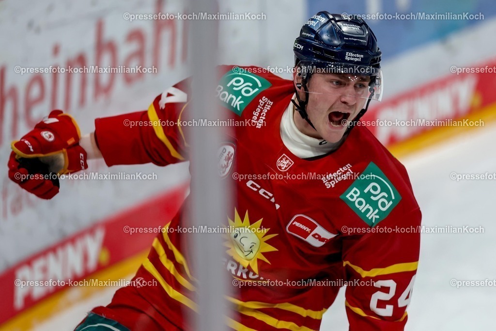 DEG02032501024 | 02.03.2025, Eishockey, Penny DEL, Düsseldorfer EG - Nürnberg Ice Tigers, PSD-BANK Dome: Torjubel nach dem 1:0 durch Torschützer Alexander Blank (DEG #24)
