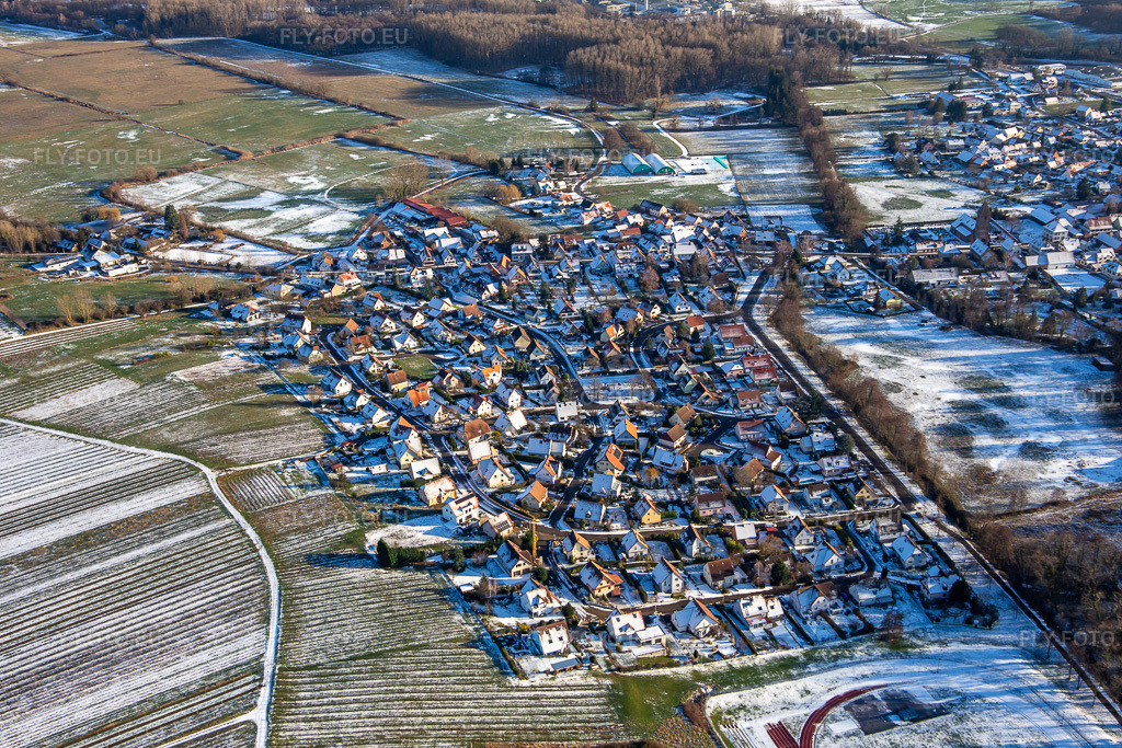 Vue aérienne: En hiver, lorsqu'il neige à le quartier Altenstadt in Wissembourg dans le département Bas Rhin, France. Photo: IMG_139727.jpg prise le 16/01/2024 par Werner Riehm/FLY-FOTO.eu – Résolution de l'original: 5472 x 3648 px