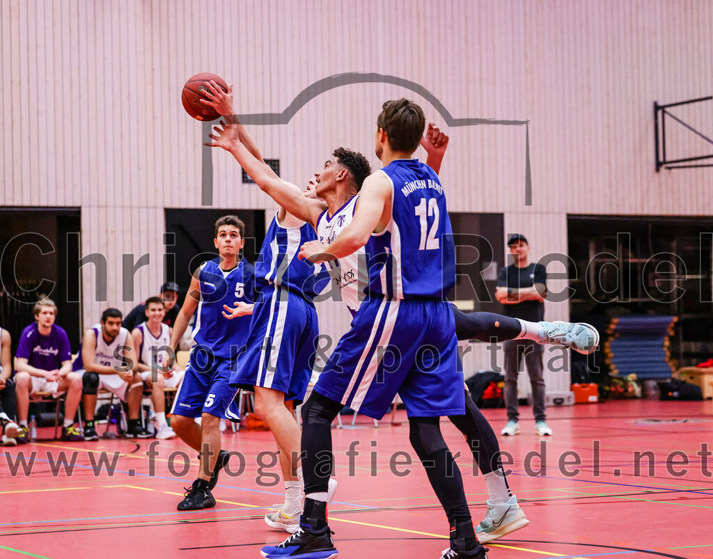 2022-05-29_021_SpVgg_Altenerding_gegen_Muenchen_Basket_2 | Erding, Deutschland, 29.05.2022:
Basketball, Bezirksliga 2021 / 2022, Herren Turnier der 2. der Aufstiegsrunden, SpVgg Altenerding gegen München Basket 2, Endergebnis: 

Tizian Baur (München Basket, #4), Luis Winkler (SpVgg Altenerding, #11), Tim Häusler (München Basket, #12)

Foto: Christian Riedel / fotografie-riedel.net