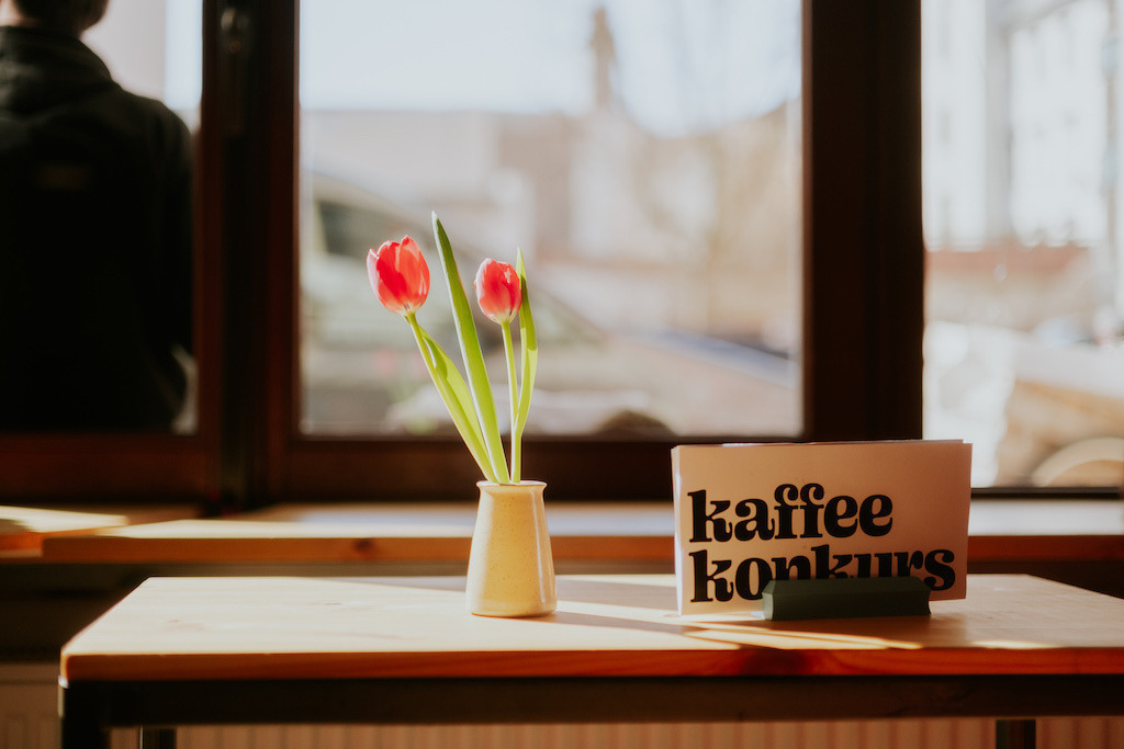Im Kaffee Konkurs | Stephan Böhlig fotografiert seit Jahren eines der schönsten Viertel Dresdens - die Dresdner Neustadt. - Realisiert mit Pictrs.com