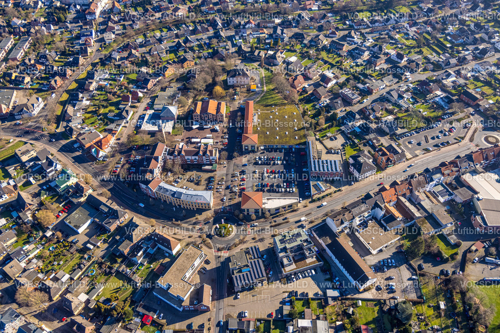 Selm230205570 | Luftbild, City, Kreisverkehr mit Flaggen an der Bundesstraße B236 und Botzlarstraße, Beifang, Selm, Münsterland, Nordrhein-Westfalen, Deutschland