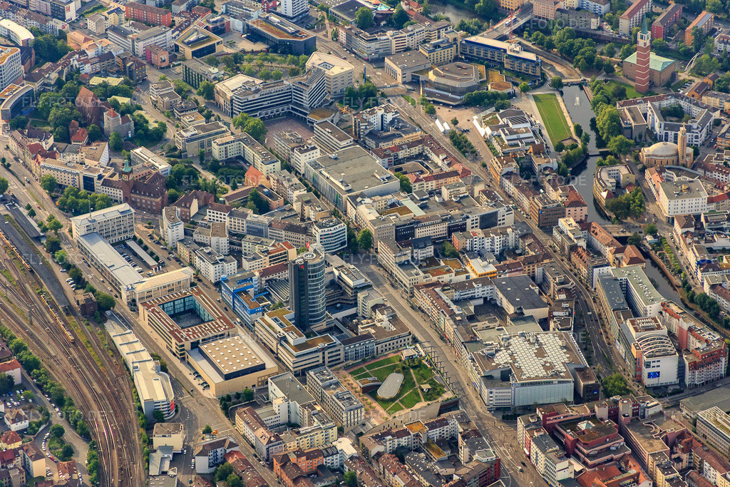 Luftbild: Schlössle Galerie mit Sparkasse Pforzheim Calw und Rathaus Pforzheim im Ortsteil Innenstadt in Pforzheim im Bundesland Baden-Württemberg in Deutschland.Foto: IMG_079894.jpg vom 31.05.2015 durch Werner Riehm/FLY-FOTO.deAlles rund um den Immobilienkauf und -verkauf für Privatkunden - Sparkasse Pforzheim Calw ImmobilienStadt Pforzheim: Rathaus