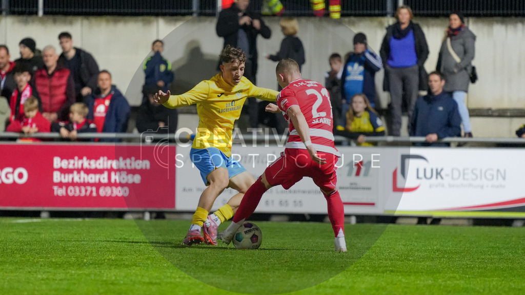 Fußball, Herren, Saison 2025/2026, Testspiel, Freundschaftsspiel, FSV 63 Luckenwalde vs. 1.FC Union Berlin, Mittwoch 08.10.2025, Werner-Seelenbinder-Stadion Luckenwalde, | Fußball, Herren, Saison 2025/2026, Testspiel, Freundschaftsspiel, FSV 63 Luckenwalde vs. 1.FC Union Berlin, Mittwoch 08.10.2025, Werner-Seelenbinder-Stadion Luckenwalde, Im Bild: Len Neumann (l. Luckenwalde) und Tim Skarke (r. Union) - Realisiert mit Pictrs.com