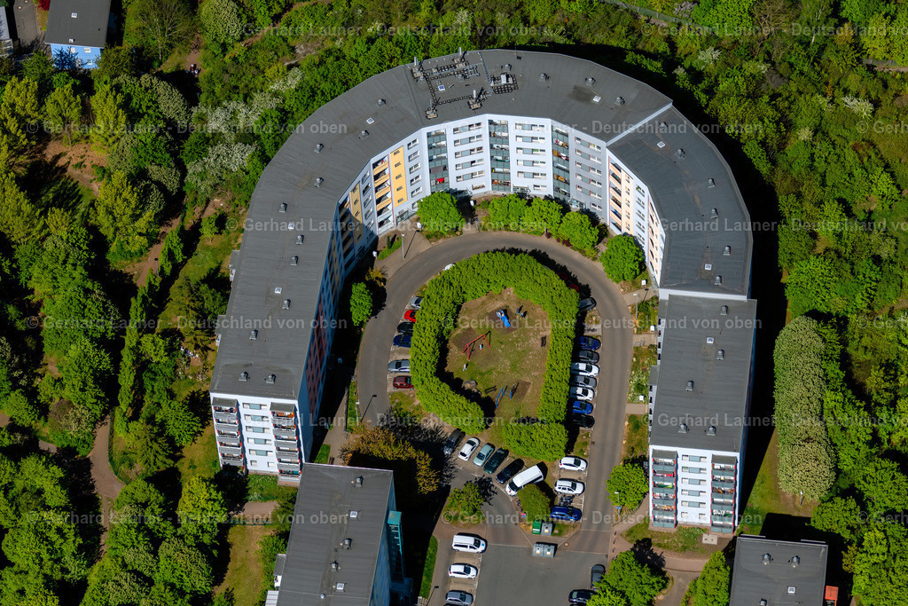 4026569 | ERFURT 07.05.2020 Hochhäuser im Wohngebiet einer industriell gefertigten Plattenbau- Siedlung Am Katzenberg im Ortsteil Melchendorf in Erfurt im Bundesland Thüringen, Deutschland. Weiterführende Informationen bei: TAG Immobilien AG. // Skyscrapers in the residential area of industrially manufactured settlement Am Katzenberg in the district Melchendorf in Erfurt in the state Thuringia, Germany. Further information at: TAG Immobilien AG. Foto: Gerhard Launer