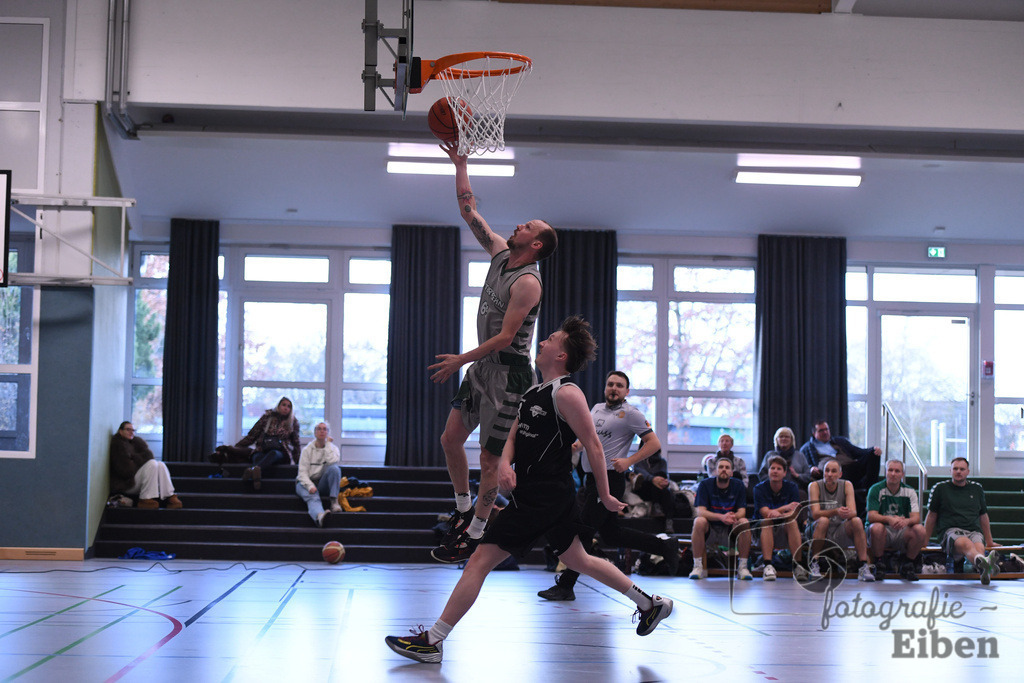 TuS Petersfehn-VfL Edewecht | Basketball Regionalliga; TuS Petersfehn (grau)-VfL Edewecht (schwarz) am 30.11.2025 in Petersfehn (Sporthalle Petersfehn), Photo: Philip Eiben 2025 - Realisiert mit Pictrs.com