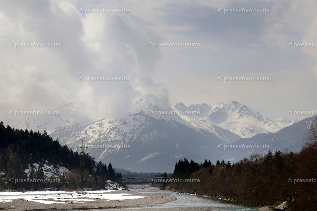 welltvi-Lechfluss-Winter_27Mrz2018-Weissenbach_DSC3948 | Info aus dem Bezirk Reutte/Ausserfern Tirol sowie eine umfangreiche Bilddatenbank über die gesamte Region: Lechtal, Talkessel Reutte, Tannheimertal, Zwischentoren. Lech, Plansee, Zugspitze, Grenztunnel, B179, Fernpassstraße, Verkehr, Lawinen, Tradition, - Realisiert mit Pictrs.com