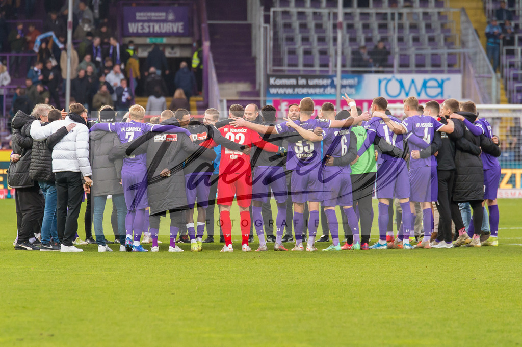 OSNTSV20211106_155 | Fussball, Herren: . Spieler vom VfL Osnabrueck bilden einen Teamkreis bei dem Spiel der 3. Liga zwischen VfL Osnabrueck und TSV 1860 Muenchen im Stadion an der Bremer Bruecke am 06.11.2021 in Osnanbrueck, Deutschland.DFB / DFL REGULATIONS PROHIBIT ANY USE OF PHOTOGRAPHS AS IMAGE SEQUENCES AND/OR QUASI-VIDEO. - Realisiert mit Pictrs.com