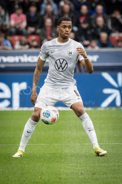 German Bundesliga, Bayer 04 Leverkusen vs. VfL Wolfsburg, 04.04.2026 | LEVERKUSEN, GERMANY - APRIL 4, 2026 :  Jeanuel Belocian (VfL Wolfsburg, 6) during the German Bundesliga match on gameday 28 between Bayer 04 Leverkusen vs. VfL Wolfsburg at BayArena on April 4, 2026 in Leverkusen, Germany. DFL REGULATIONS PROHIBIT ANY USE OF PHOTOGRAPHS AS IMAGE SEQUENCES AND/OR QUASI-VIDEO.