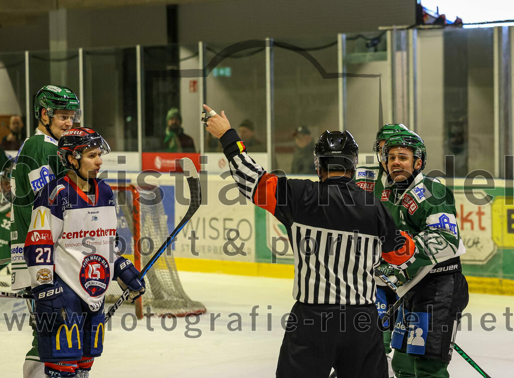 2024-01-05_072_TSV_Erding_gegen_VfE_Ulm-Neu-Ulm | Erding, Deutschland, 05.01.2024:
Eishockey, Bayernliga Vorrunde 2023 / 2024, 22. Spieltag, TSV Erding gegen VfE Ulm/Neu-Ulm, Endergebnis: 7:6

Valentin Der (VfE Ulm/Neu-Ulm e. V., #27), Leon Abstreiter (Erding Gladiators, #72)

Foto: Christian Riedel / fotografie-riedel.net