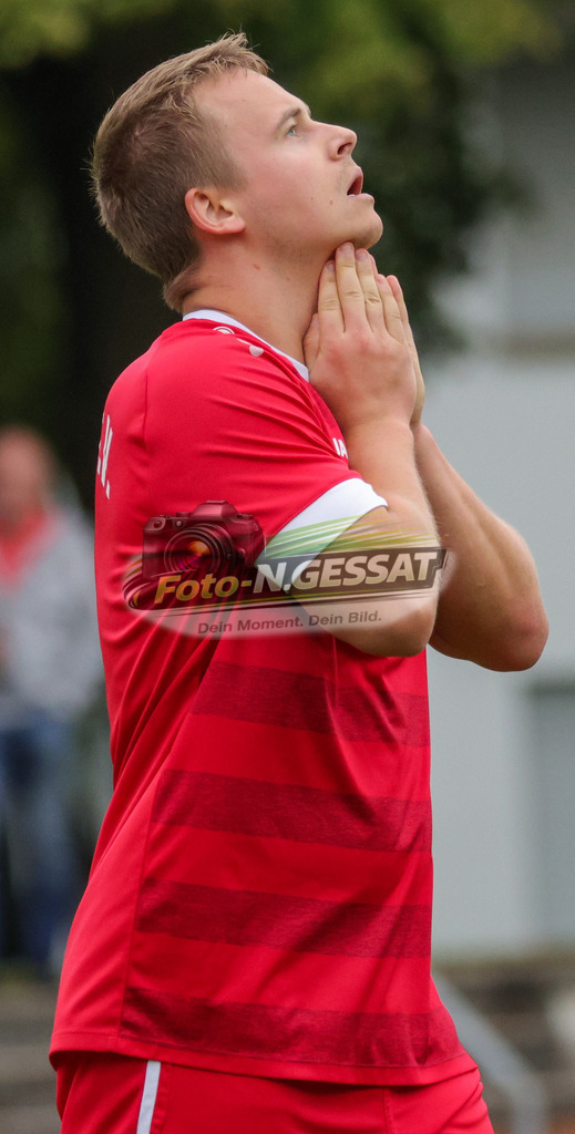 Bünder SV - VfL Holsen | Auf dem Bild zu sehen: rot Bünder SV: Robin Luca WolfBünder SV, VfL Holsen, Saison 26/27, Kreisliga A, Bünde, Deutschland - Realisiert mit Pictrs.com