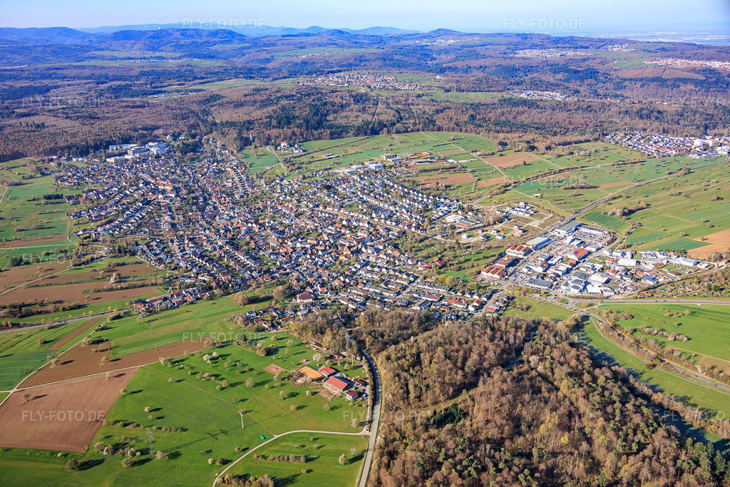Luftbild: Ortsansicht aus Norden im Ortsteil Langensteinbach in Karlsbad im Bundesland Baden-Württemberg in Deutschland. Foto: IMG_153986.jpg vom 02.04.2026 durch Werner Riehm/FLY-FOTO.deAuflösung des Originals: 6000 x 4000 px