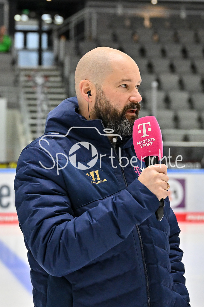 Augsburger Panther - ERC Ingolstadt | Im Bild MagentaSport Moderator Christoph FETZNER / Freisteller / Einzelfoto / DEL: Augsburger Panther - ERC Ingolstadt, Curt Frenzel Stadion am 26.01.2025