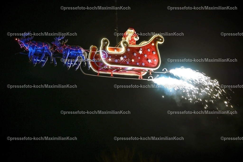 CR29112501216 | 29.11.2025, Herne, Pünktlich zur Vorweihnachtszeit öffnen die ersten Weihnachtsmärkte in Nordrhein-Westfalen. Eindrücke rund um den Weihnachtsmarkt Cranger Weihnachtszauber in Herne. Weihnachtsmann schwebt in seinem Schlitten gezogen von Rentieren durch den Himmel. Weihnachtsshow, 