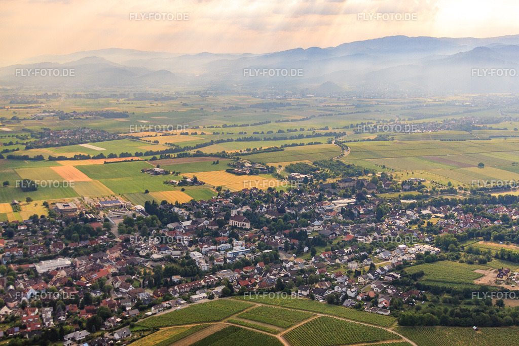 Ortsansicht aus Südwesten mit St. Bartholomäus | Luftbild: Ortsansicht aus Südwesten mit St. Bartholomäus in Heitersheim im Bundesland Baden-Württemberg in Deutschland. Foto: IMG_68264.jpg vom 19.06.2014 durch Werner Riehm/FLY-FOTO.de - Realisiert mit Pictrs.com