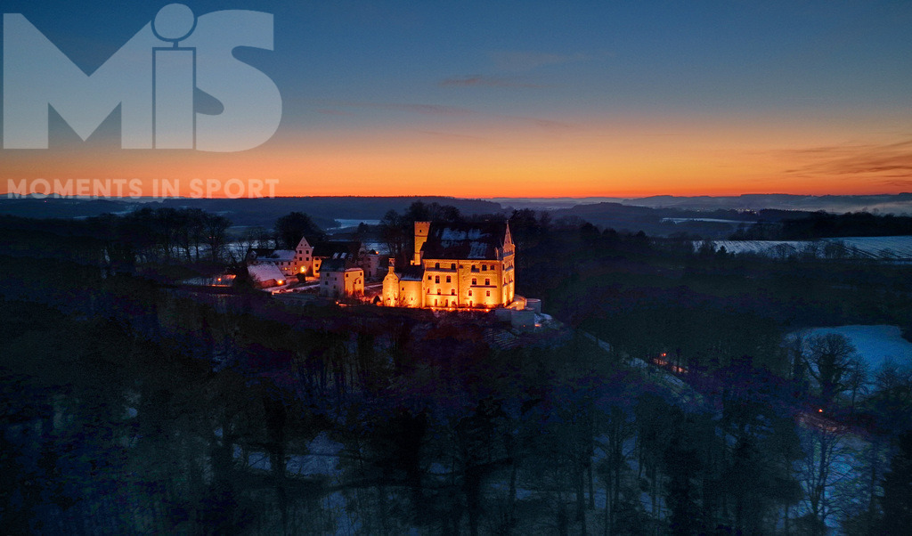 mis180220bf14.JPG | 26.01.2022, Mindelheim im Unterallgäu, Die beleuchtete Mindelburg auf ihrem Platz hoch über Mindelheim, im Hintergrund das Abendrot am Himmel. - Realisiert mit Pictrs.com