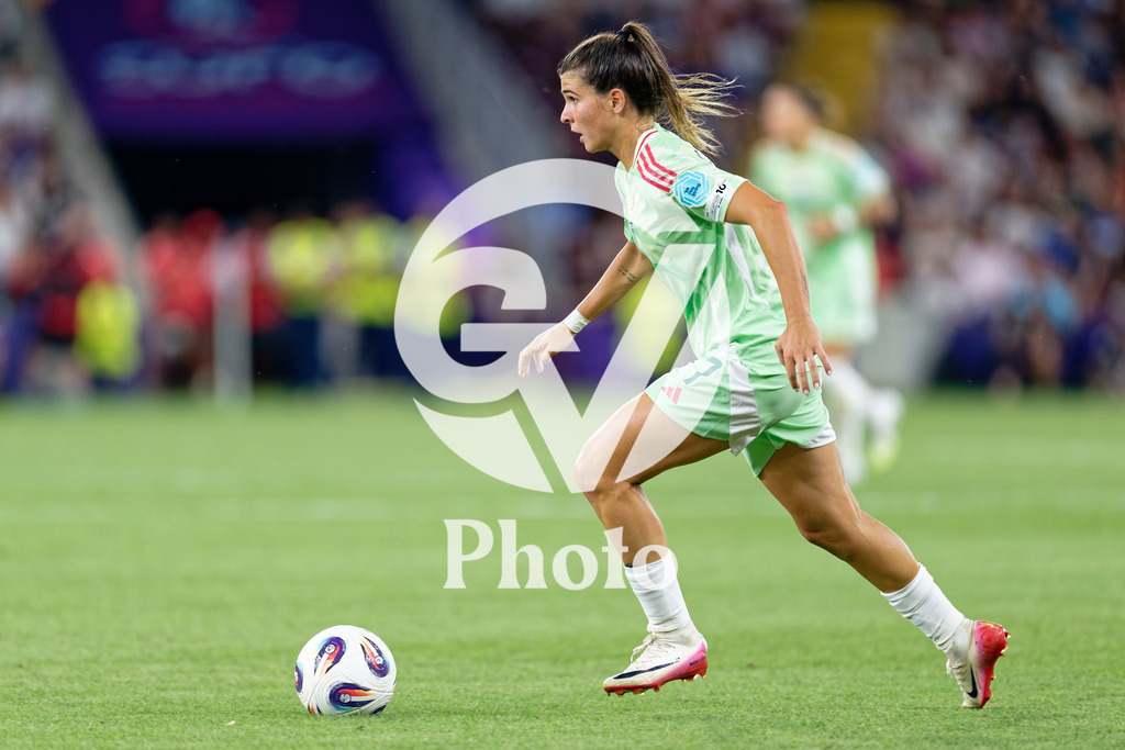 Norway v Italy - UEFA Women's EURO 2025 Quarter-Final | GENEVA, SWITZERLAND - JULY 16: Sofia Cantore of Italy controls the ball  during the UEFA Women's EURO 2025 Quarter-Final match between Norway and Italy at Stade de Geneve on July 16, 2025 in Geneva, Switzerland. (Photo by Giuseppe Velletri/Sports Press Photo/Getty Images)