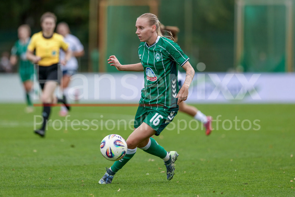 Fussball, Google Pixel Frauen-Bundesliga, SV Werder Bremen - TSG 1899 Hoffenheim | Emöke Papai (SV Werder Bremen, 16) am Ball, Einzelbild, Ganzkörper, Aktion, Action, Spielszene, DIE DFB-RICHTLINIEN UNTERSAGEN JEGLICHE NUTZUNG VON FOTOS ALS SEQUENZBILDER UND/ODER VIDEOÄHNLICHE FOTOSTRECKEN. DFB REGULATIONS PROHIBIT ANY USE OF PHOTOGRAPHS AS IMAGE SEQUENCES AND/OR QUASI-VIDEO.