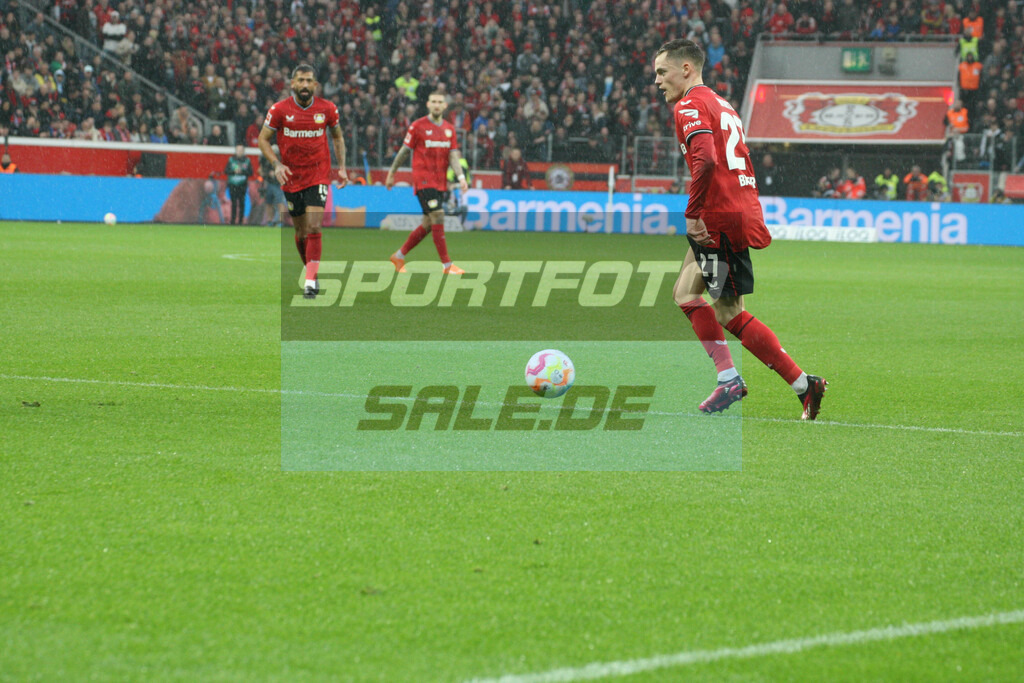 Bayer 04 Leverkusen - FC Bayern München | Florian Wirtz am Ball - © Sportfoto-Sale (MK) - Realisiert mit Pictrs.com