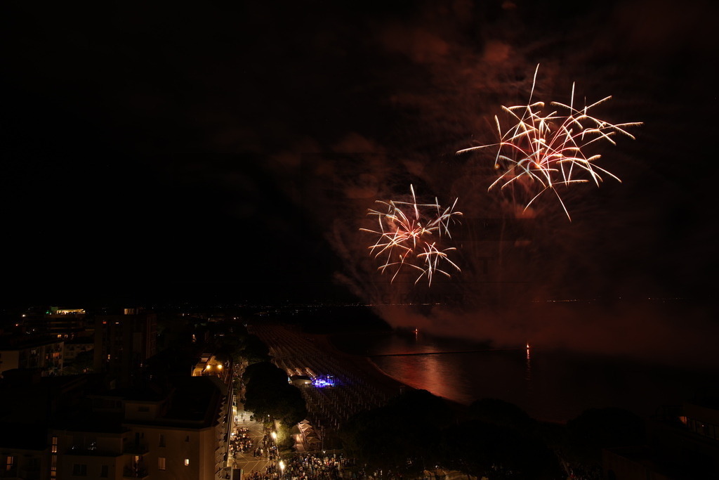 Ferragosto Fireworks in Grado, Italy | GRADO, ITALY, 15.AUG.26 - FIREWORKS - Ferragosto fireworks over the Adriatic Sea in Grado, Italy. Colorful fireworks light up the night sky above the beach, coastline and waterfront during the traditional summer celebration. - Realisiert mit Pictrs.com