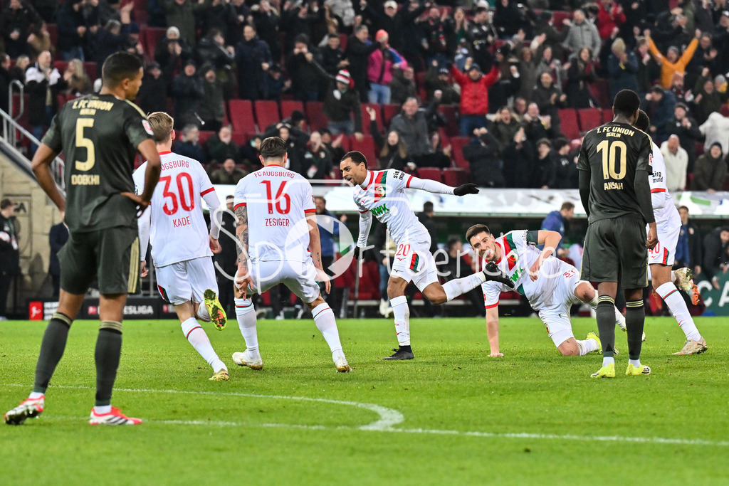 FC Augsburg - 1. FC Union Berlin | AUGSBURG, GERMANY - 15. JANUARY: Jubel der Hausherren nach dem Treffer zum 1-0 druch Alexis Julian CLAUDE-MAURICE (FC Augsburg 20) / Tor / Torschuetze / Freude / Happy während dem Bundesligamatch zwischen dem FC Augsburg und dem 1. FC Union Berlin am 17. Spieltag in der WWK-Arena / DFL REGULATIONS PROHIBIT ANY USE OF PHOTOGRAPHS AS IMAGE SEQUENCES AND/OR QUASI-VIDEO