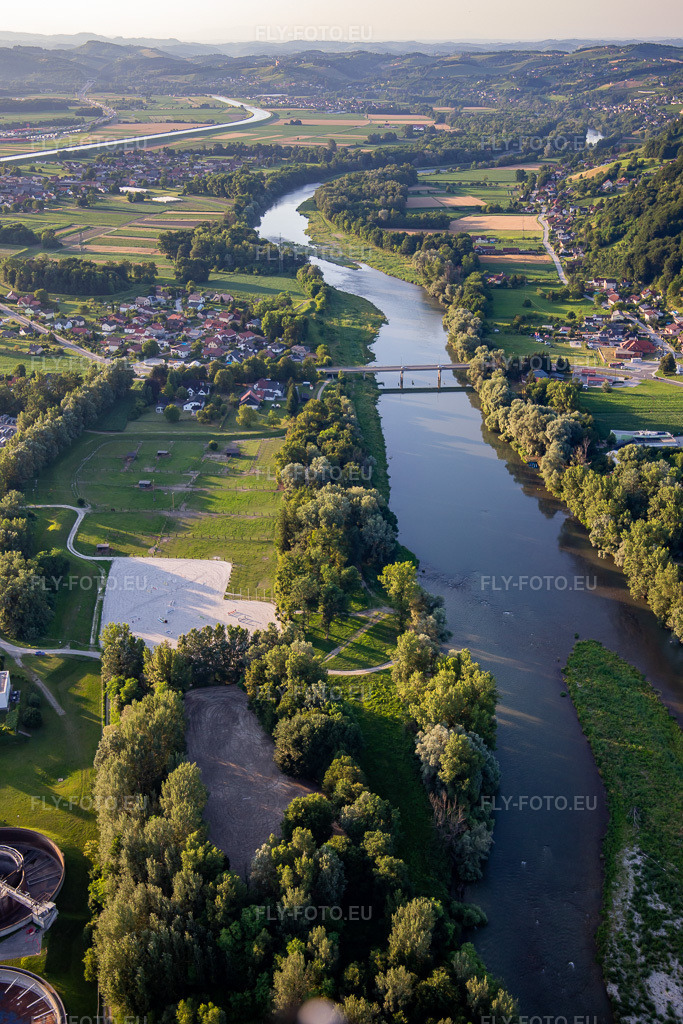 Vue aérienne: La rivière Drave vue du sud à le quartier Zgornji Duplek in Maribor dans le département Slovénie, Slovénie. Photo: IMG_137376.jpg prise le 08/07/2023 par Werner Riehm/FLY-FOTO.eu – Résolution de l'original: 3648 x 5472 px