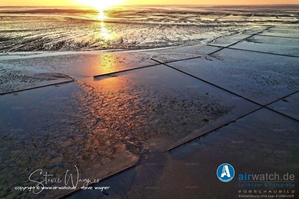 Nordsee, Nordfriesland, Beltringharderkoog, Luettmoorsee, Holmer Siel, Landgewinnung | Landgewinnung & Küstenschutz in Nordfriesland - Landgewinnung & Küstenschutz in Nordfriesland - Die große Flut von 1362, auch als 1. Mandränke bekannt, raubte Land, Menschen, ganze Dörfer und Kirchen. Übrig blieb eine Insel aus dem heutigen Pellworm und Nordstrand. Während Pellworm relativ schnell seine Deiche wieder schloss, wurde Nordstrand fast aufgegeben. - Erst 1652 begann die neue Landgewinnung, als die Einwohner Nordstrands begannen, die Insel zu erweitern und zu befestigen. Im 18. Jahrhundert wurden die Deiche erneuert und erweitert, um die Insel vor weiteren Überschwemmungen zu schützen.