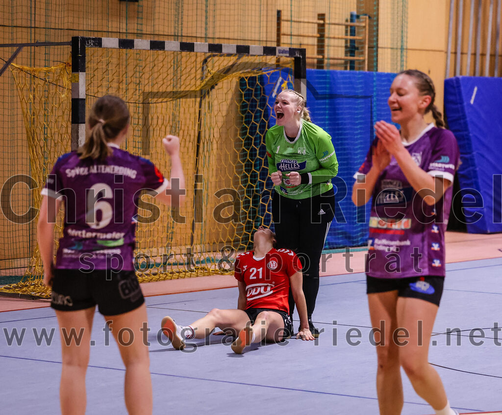 2025-01-18_121_SpVgg_Altenerding_gegen_TV_Altoetting | Erding, Deutschland, 18.01.2025:Handball, Bezirksoberliga Frauen Altbayern 2024 / 2024, 11. Spieltag, SpVgg Altenerding gegen TV Altötting, Endergebnis: 19:24Marlene Mittermeier (SpVgg Altenerding, #6), Eva Taubeneder (TV Altötting, #21), Torfrau Hanna Obermair (SpVgg Altenerding, #1), Sophie Lößl (SpVgg Altenerding, #14)Foto: Christian Riedel / fotografie-riedel.net