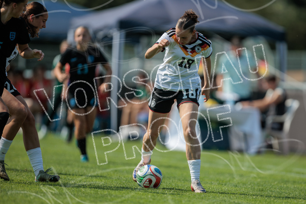 Testspiel U16-Juniorinnen: Deutschland – England | Die Bildergalerie dokumentiert das Länderspiel der deutschen U16-Juniorinnen gegen die Auswahl Englands. Die Fotografien zeigen Spielaktionen, Zweikämpfe, Torchancen, Mannschaftsszenen sowie weitere Impressionen der Begegnung. Die Aufnahmen entstanden im Rahmen des Testspiels beider Nachwuchsnationalmannschaften in der Kümpel + Hellmeister Arena in Hamm am 20. Juni 2026 und halten die sportlichen und emotionalen Momente des Spiels fest. - Realisiert mit Pictrs.com