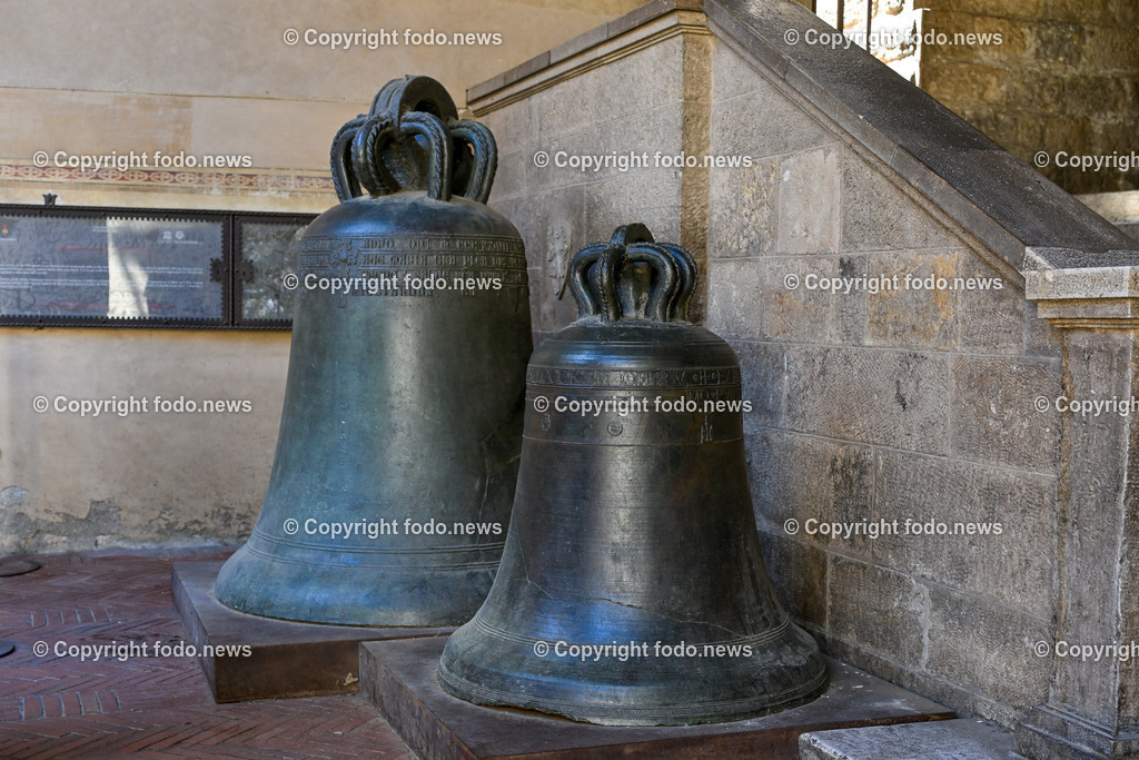 Italien_ Toskana_ San Gimignano_ 31.05.2024-54 | 31.05.2024, Italien, ITA, Toskana, San Gimignano im Bild Stadtansichten Gebäude, Architektur, Touristen, Historisch, Souvenir, Ansichten der berühmten Stadt San Gimignano in der Toskana-Italien - View of the famous town San Gimignano in Tuscany-ItalySan Gimignano ist eine italienische Kleinstadt in der Toskana mit einem mittelalterlichen Stadtkern. San Gimignano wird auch die Stadt der Türme genannt. Die Stadt liegt in der Provinz Siena. Sie gehört neben Florenz, Siena und Pisa zu den von Touristen meist besuchten Zielen in der Toskana.