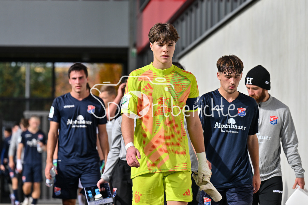 FC Bayern München U19 - SpVgg Unterhaching U19 | Im Bild  Leon KLANAC (FC Bayern München #1) auf dem Weg in die Kabine