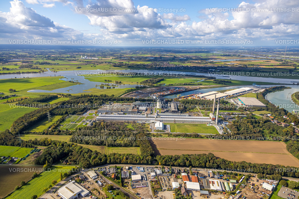 Voerde241009430 | Luftbild, Hafen Emmelsum und Werksgelände TRIMET Aluminium SE am Schleusenstraße, Überschwemmungsgebiet mit Fluss Rhein, Fernsicht und Himmel mit Wolken, Spellen, Voerde, Niederrhein, Nordrhein-Westfalen, Deutschland