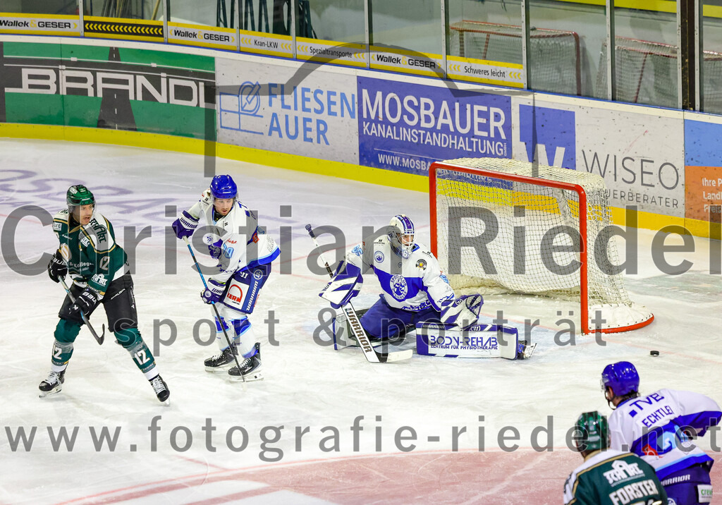 2025-09-26_086_TSV_Erding_gegen_SC_Riessersee | Erding, Deutschland, 26.09.2025:Eishockey, Oberliga Süd 2025 / 2026, 3. Spieltag, TSV Erding gegen SC Riessersee, Endergebnis: 3:5Thomas Brandl (Erding Gladiators, #12), Parker Colley (SC Riessersee, #70), Torwart Patrik Mühlberger (SC Riessersee, #65)Foto: Christian Riedel / fotografie-riedel.net