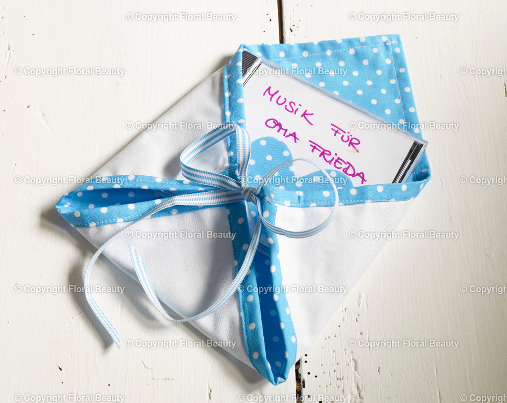 Stoffbrief_Geschenkverpackung_08 | Onlineshop für hochwertige Wandbilder. Bei uns findet ihr selbstgestaltete Blumenmotive. Das perfekte Geschenk, als Praxisdeko oder die eigene Wohnung. Alle künstlerischen Blumenfotos sind auf Leinwand, FineArtPrint, Kunstdruck und vielem mehr zu erwerben - Realisiert mit Pictrs.com