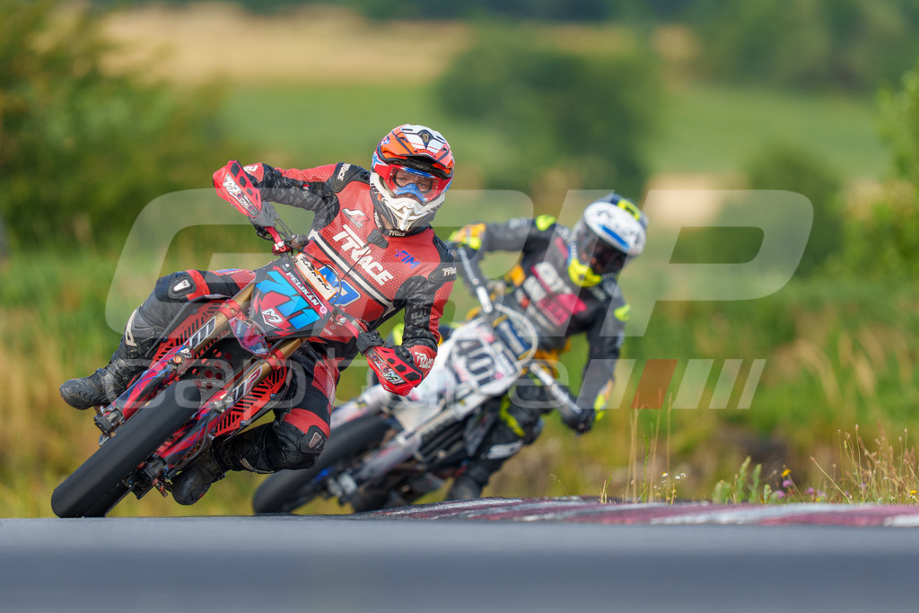 SuperMoto_Staatsmeisterschaft_Fuglau-273 | GRIPcapture steht für authentische Sportfotografie in Österreich – für Momente, die mehr sind als Geschwindigkeit oder Ergebnis. Es geht um Emotion, Spannung, Fokus und den Augenblick, der oft nur einen Wimpernschlag dauert.Ob Motorsport, Teamsport oder 