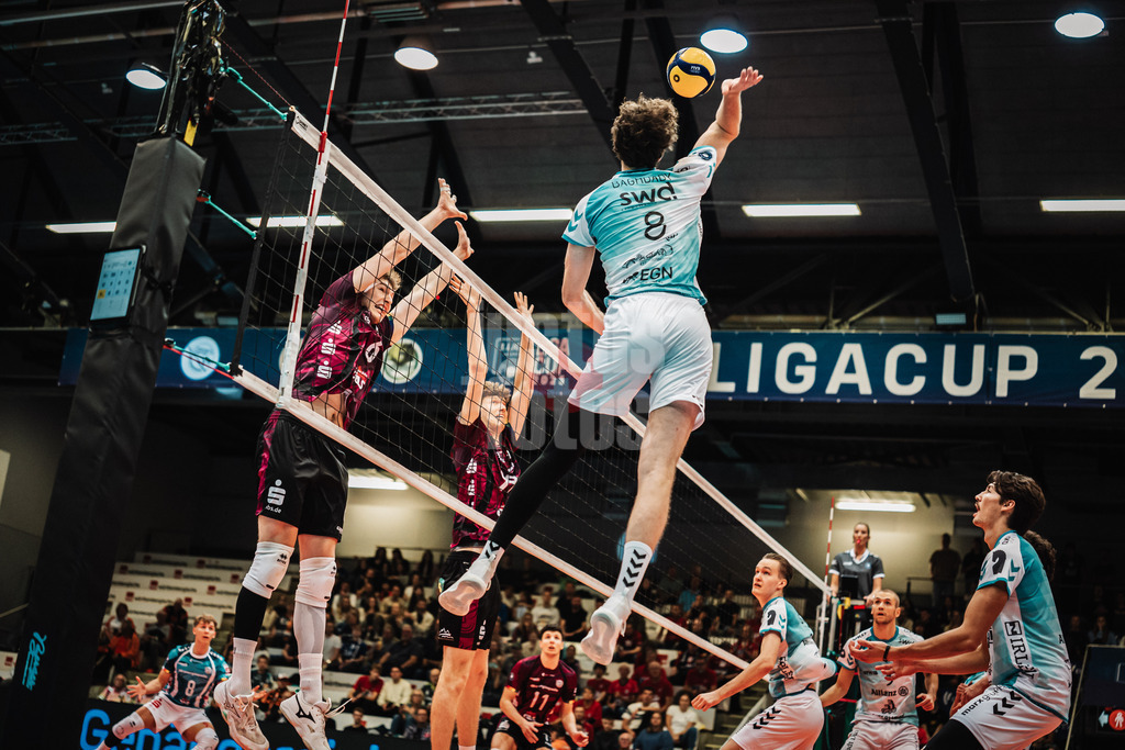 Volleyball | Herren | Saison 2025/2026 | Volleyball Ligacup | SWD powervolleys Düren vs. Energiequelle Netzhoppers KW | 12.10.2024 | Robin Baghdady (#8, SWD powervolleys Düren) beim Angriff