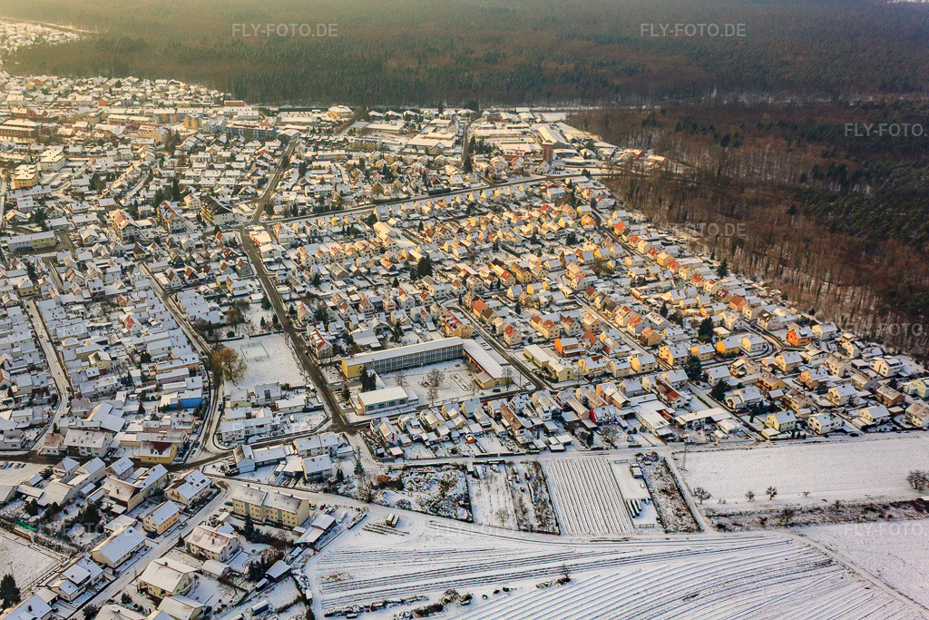 Luftbild: Schelmenwaldstraße im Winter bei Schnee in Jockgrim im Bundesland Rheinland-Pfalz in Deutschland. Foto: IMG_35775.jpg vom 04.12.2010 durch Werner Riehm/FLY-FOTO.de