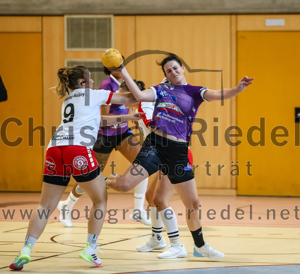 2024-10-13_041_SpVgg_Altenerding_gegen_SC_Freising | Erding, Deutschland, 13.10.2024:Handball, Bezirksoberliga Frauen Altbayern 2024 / 2024, 3. Spieltag, SpVgg Altenerding gegen SC Freising, Endergebnis: 26:35Franziska Edler (HSG Freising-Neufahrn, #9), Janina Konrad (SpVgg Altenerding, #2)Foto: Christian Riedel / fotografie-riedel.net