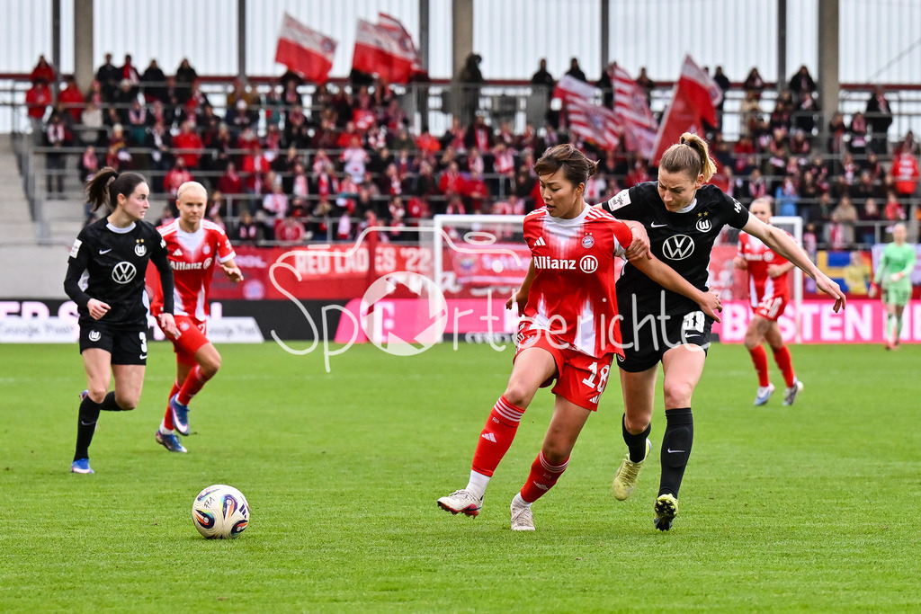 FC Bayern München - VfL Wolfsburg | MUNICH, GERMANY - 22. FEBRUARY: im Duell Momoko TANIKAWA (FC Bayern Munich 18) und Sarai LINDER (VfL Wolfsburg Frauen 39) während dem Spiel zwischen den Frauen des FC Bayern München und den Frauen des VfL Wolfsburg am 19. Spieltag der Google Pixel Frauen-Bundesliga am FC Bayern Campus