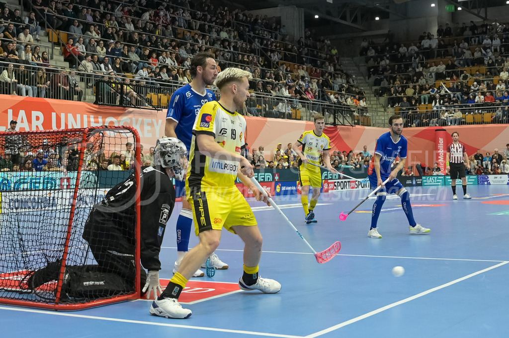 Zug United vs HC Rychenberg - 22. February 2025 | Zug United vs HC RychenbergSporthalle Wankdorf, BernNoah Püntener (#19 HC Rychenberg Winterthur) versucht den Ball vor Nils Schälin (#62 Zug United) abzulenken.Bild: Sportfotografie Markus Aeschimann | www.markus-aeschimann.ch - Realisiert mit Pictrs.com