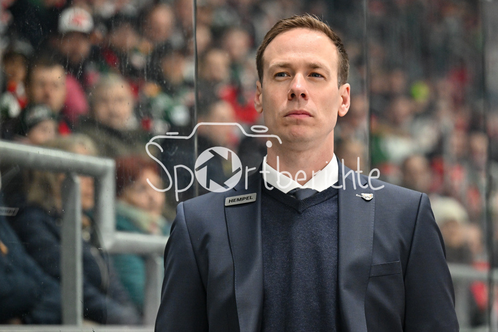 Augsburger Panther - Grizzlys Wolfsburg | AUGSBURG, GERMANY - 15. MARCH: im Bild Tyler HASKINS Cheftrainer Grizzlys Wolfsburg / Einzelfoto / Freisteller auf der Bank während dem Match zwischen den Augsburger Panthern und den Grizzlys Wolfsburg am 52. Spieltag der Penny DEL im Curt Frenzel Stadion