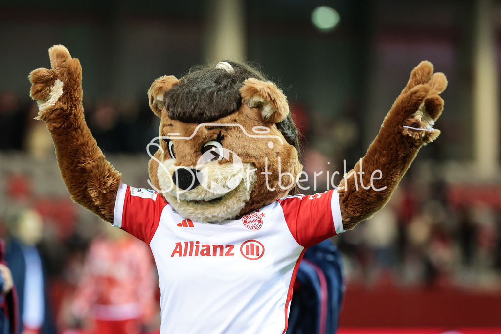 FC Bayern München Frauen - SV Werder Bremen Frauen | Das Maskottchen der FCB Frauen MIA in Aktion / Freisteller / Einzelfoto